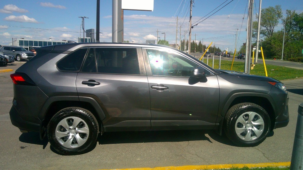 2022 Toyota RAV4 LE FWD