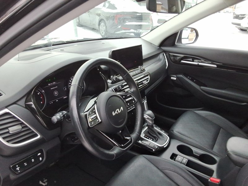 2022 Kia Seltos SX Turbo AWD w/Black Interior
