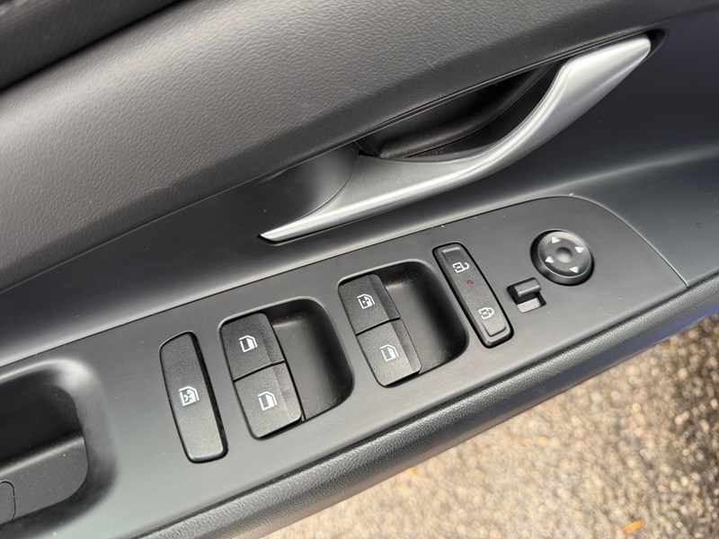 2024 Hyundai Elantra HEV Luxury DCT