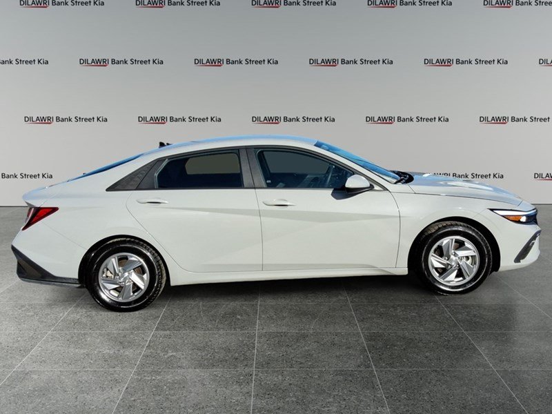 2024 Hyundai Elantra Essential IVT