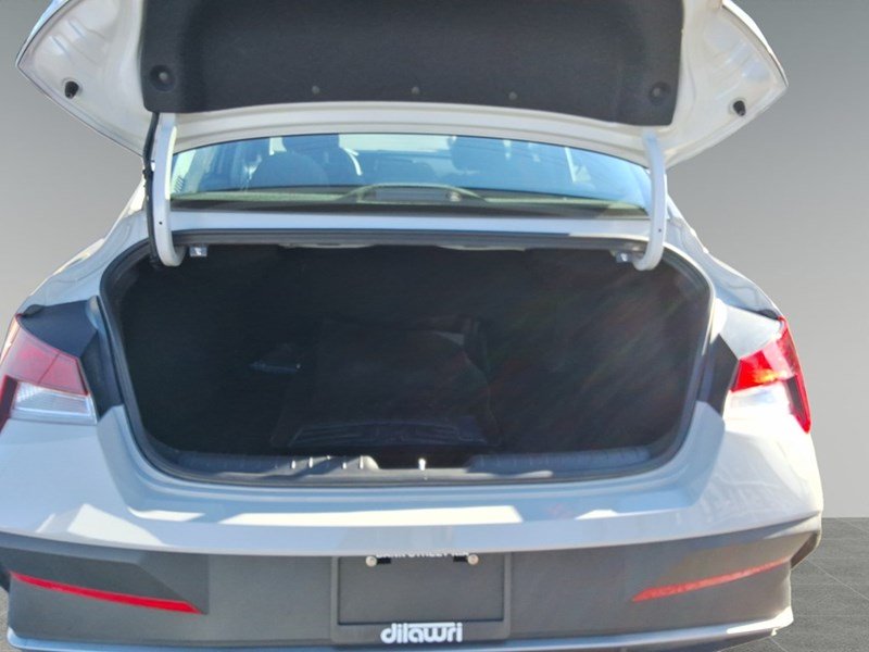 2024 Hyundai Elantra Essential IVT