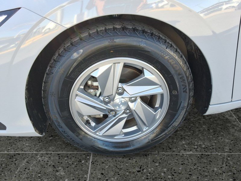 2024 Hyundai Elantra Essential IVT