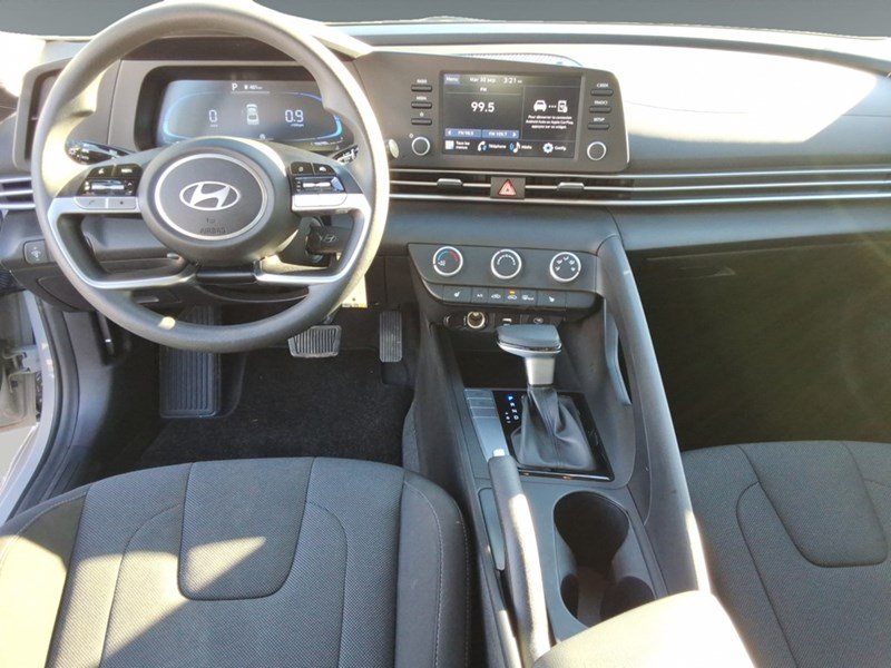 2024 Hyundai Elantra Essential IVT