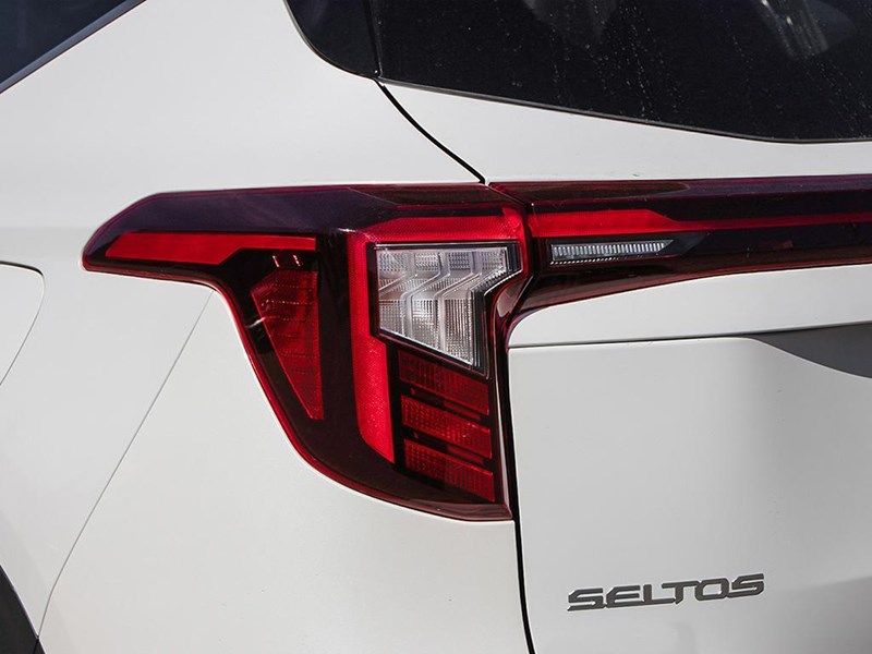 2025 Kia Seltos SX AWD w/Brown Interior