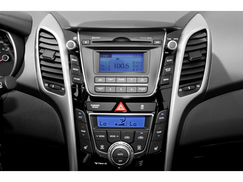 2013 Hyundai Elantra GT GL (A6) Interior Shot 2