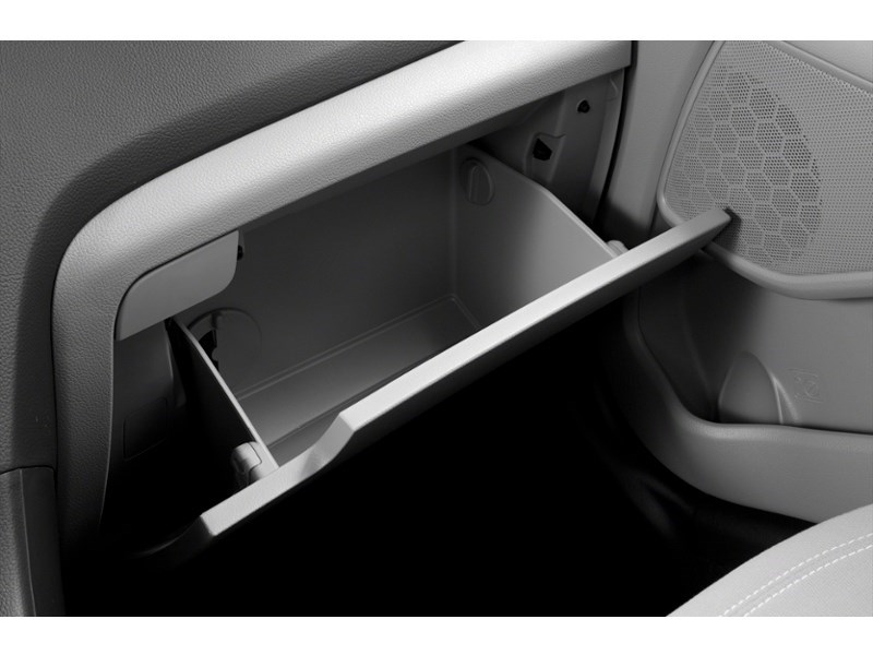 2013 Kia Optima LX (M6) Interior Shot 4