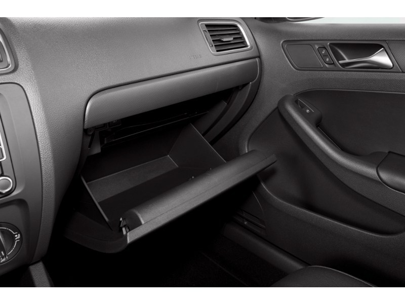 2013 Volkswagen Jetta 2.0L Trendline (M5) Interior Shot 3