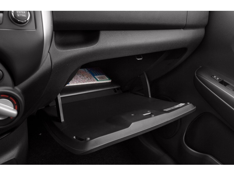2014 Nissan Versa Note 1.6 SL (CVT) Interior Shot 4