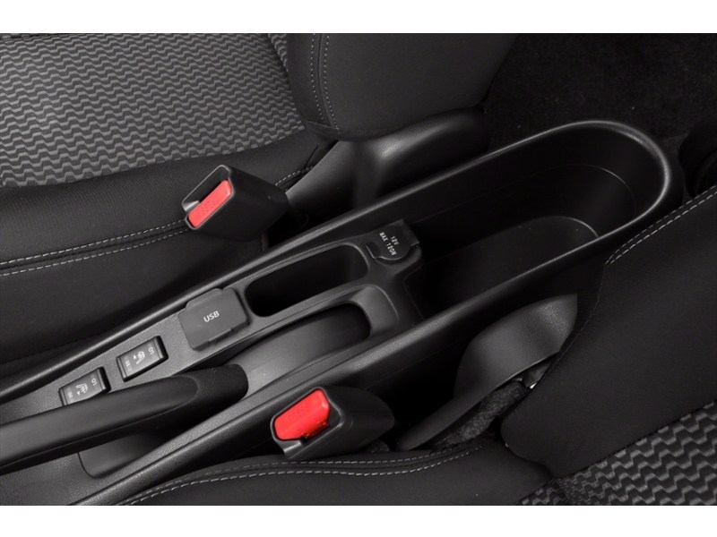 2014 Nissan Versa Note 1.6 SL (CVT) Interior Shot 8