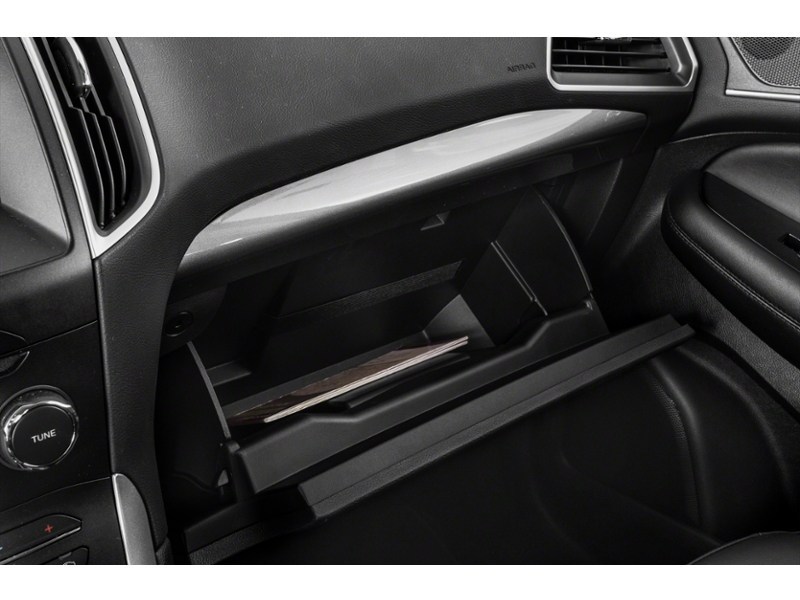 2017 Ford Edge Titanium Interior Shot 4