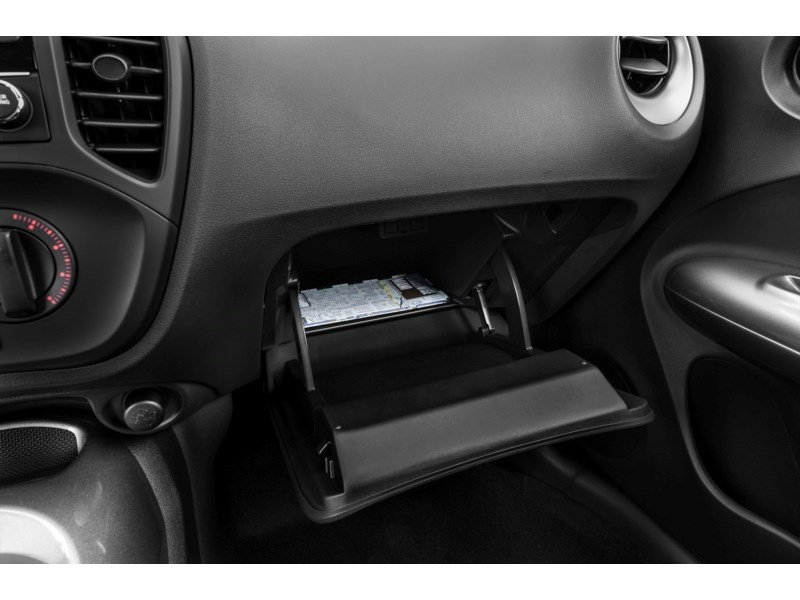 2015 Nissan Juke SV (CVT) Interior Shot 4