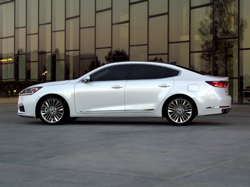 2019 Kia Cadenza Premium OEM Shot 2